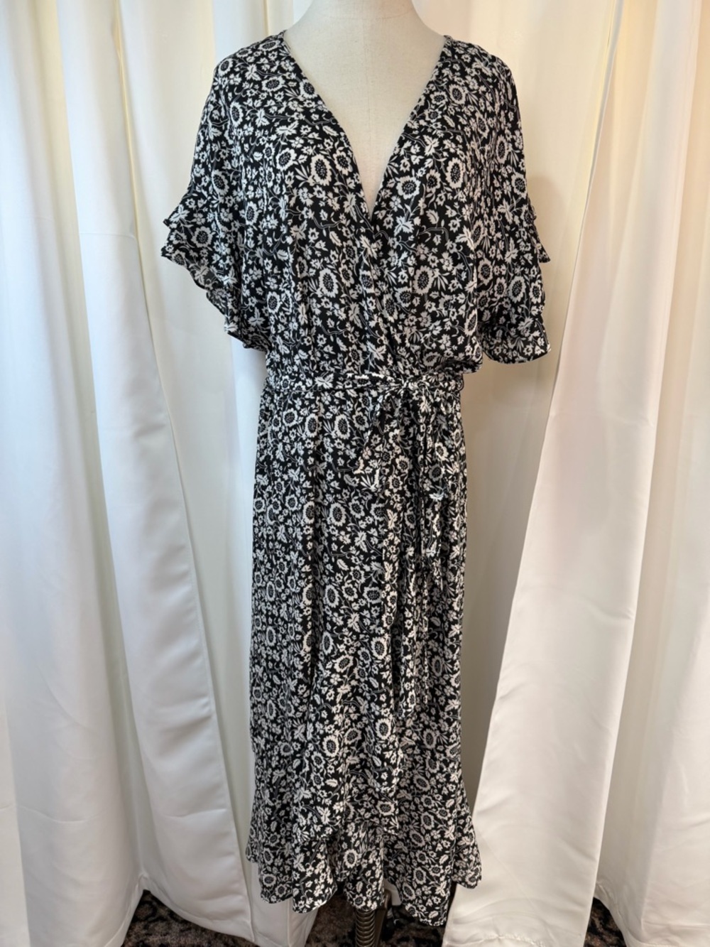 NWT Max Studio Women’s Plus Size Black & White Floral Midi Wrap Dress Size 1X
